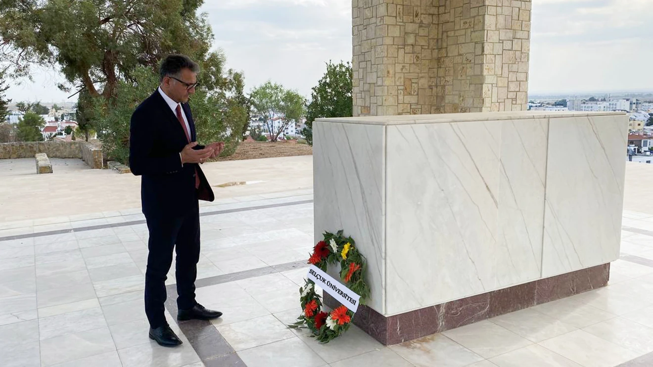 Rektör Aksoy’dan Denktaş ve Dr. Küçük’ün mezarlarına ziyaret